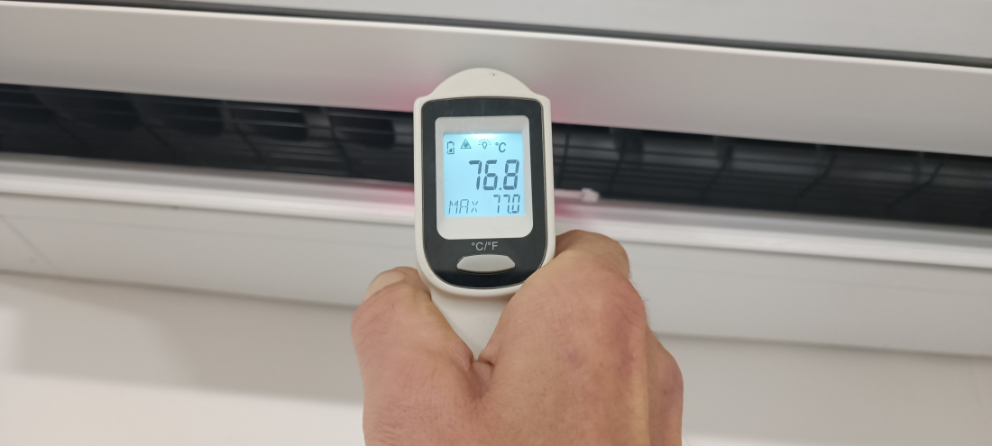 Beltéri egység befújt levegő hőmérsékletének ellenörzése.